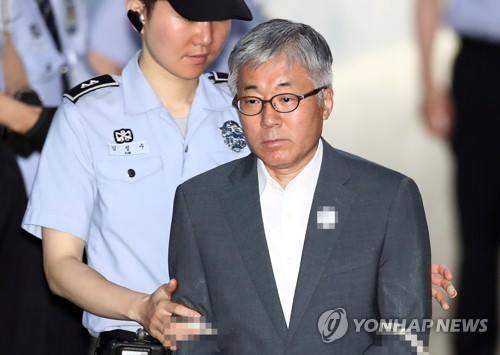 법정 향하는 김종덕 전 장관  (서울=연합뉴스) 김인철 기자 = 김종덕 전 문화체육부 장관이 30일 오전 서울 서초구 서울중앙지법에서 열린 공판 출석을 위해 호송차에서 내려 법정으로 향하고 있다. 2017.5.30  yatoya@yna.co.kr