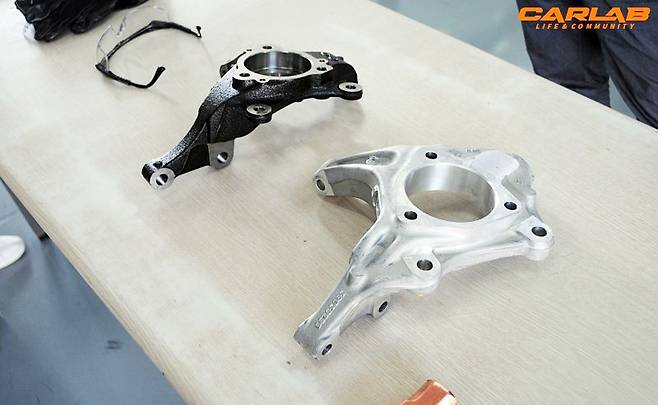 아반떼의 검은색 너클(좌)과 크루즈의 은색 너클(우)