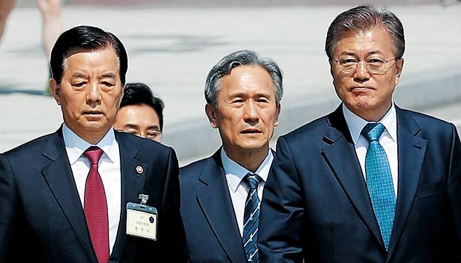 지난 17일 文대통령 국방부 방문 문재인(오른쪽) 대통령이 지난 17일 취임 후 처음으로 국방부를 방문해 한민구(왼쪽) 국방부장관, 김관진 전 청와대 국가안보실장과 함께 걸어가고 있다. /연합뉴스