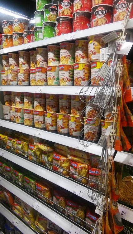 (이스탄불=연합뉴스) 하채림 특파원 = 31일 터키 이스탄불의 한 대형 마트 라면 코너에 터키 국내산과 수입 라면이 진열돼 있다. 2017.5.31