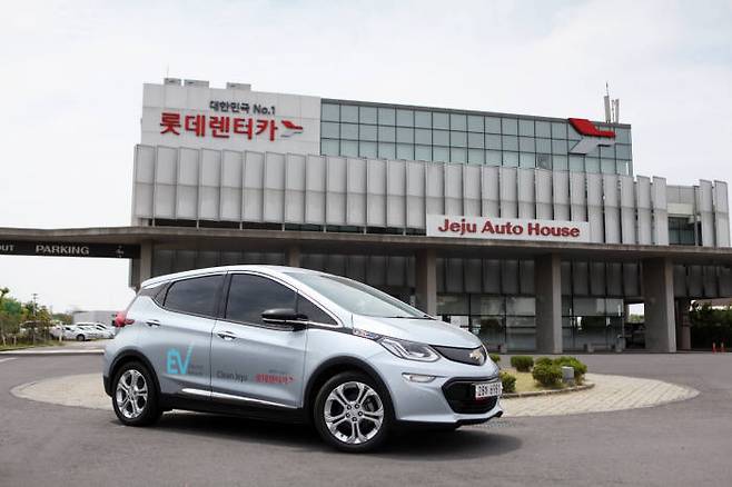 롯데렌터카는 GM 볼트(Bolt)를 월 30만원대에서 이용할 수 있는 신차 장기렌터카 특가 상품을 출시했다.