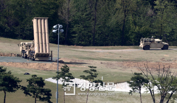 성주 골프장 터에 배치된 사드 발사대