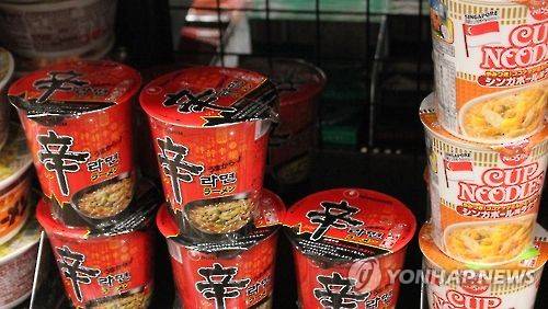 일본 도쿄도의 한 슈퍼마켓에 진열된 한국 컵라면 [연합뉴스 자료사진]