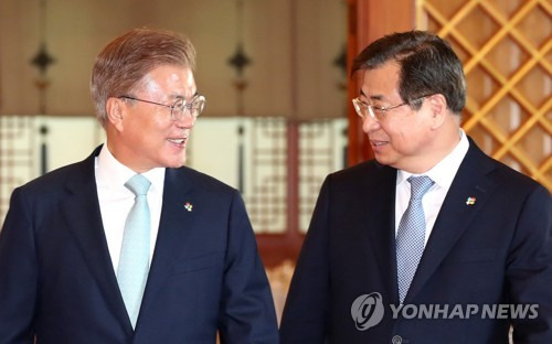 (서울=연합뉴스) 김주형 기자 = 문재인 대통령(왼쪽)이 1일 오후 청와대 충무실에서 임명장 수여식을 마치고 서훈 국정원장과 티타임 하기 위해 인왕실로 이동하고 있다.     kjhpress@yna.co.kr