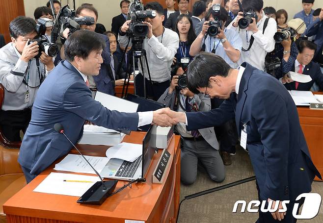 김상조 공정거래위원장 후보자가 2일 서울 여의도 국회 정무위원회에서 열린 인사청문회에 출석해 선서 후 이진복 위원장에게 선서문을 전달학 있다. 2017.6.2/뉴스1 © News1 박세연 기자