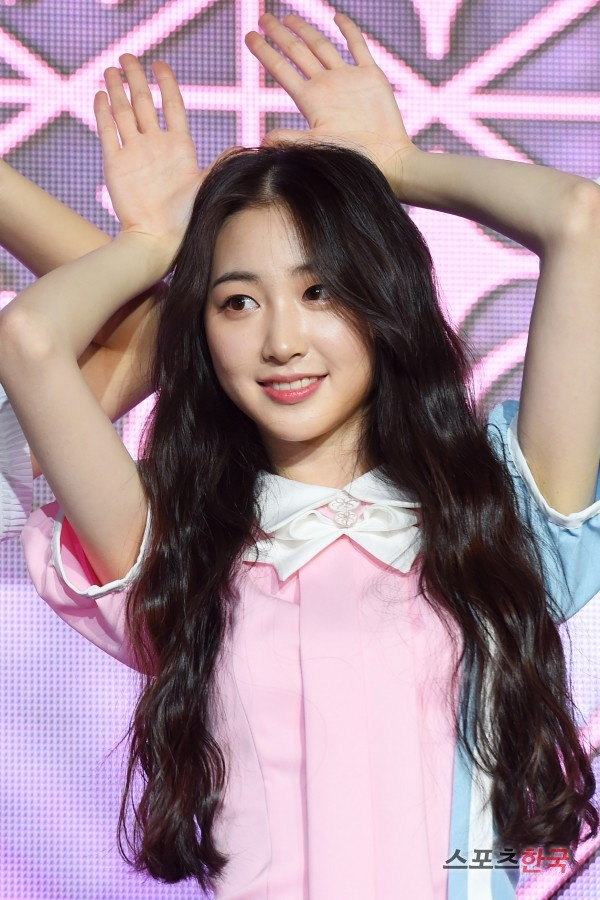 데뷔 쇼케이스 무대에 오르고 있는 엘리스 유경. 사진=이규연 기자 fit@hankooki.com