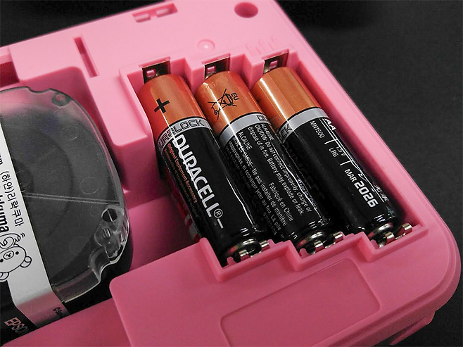 AA건전지 6개로 작동한다