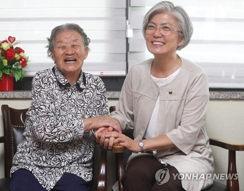 (경기광주=연합뉴스) 홍기원 기자 = 강경화 외교부 장관 후보자(오른쪽)가 2일 오전 경기도 광주시 퇴촌면 일본군 위안부 피해 할머니들의 쉼터 나눔의집을 방문해 박옥선 할머니와 이야기를 나누고 있다 xanadu@yna.co.kr