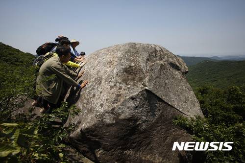 【해남=뉴시스】송창헌 기자 = 전남 해남 두륜산에서 기록으로만 남아 있던 신비로운 동석(動石, 흔들바위)이 발견됐다고 해남군이 3일 밝혔다. 2017.06.03 (사진=해남군 제공)   photo@newsis.com