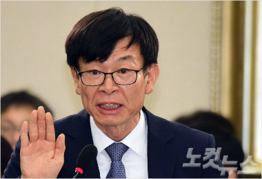 김상조 공정거래위원장 후보자가 2일 국회 정무위원회에서 열린 인사청문회에서 선서를 하고 있다. 윤창원기자
