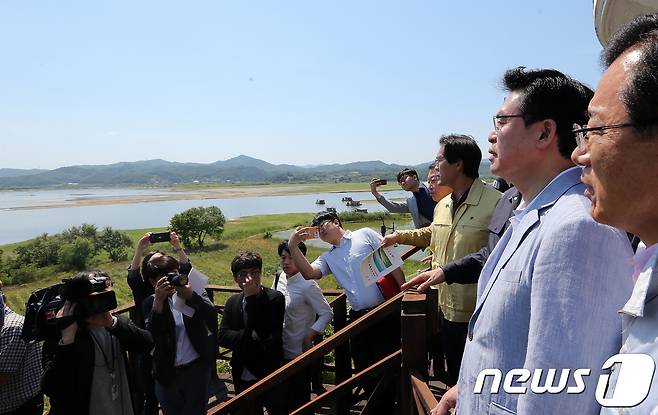 정우택 자유한국당 대표 권한대행 겸 원내대표가 지난 4일 오전 충남 예산군 예당저수지를 찾아 관계자들과 함께 현장을 시찰하고 있다. 이날 정 권한대행은 "(가뭄 해소를 위해) 4대강 보(洑) 물을 한 바가지라도 그냥 흘려보내서는 안 된다"고 말했다. 2017.6.4/뉴스1 © News1 박지혜 기자
