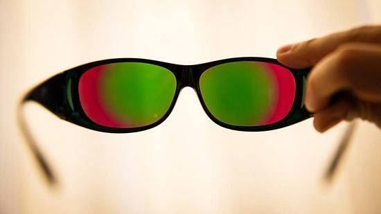 엔크로마의 색보정 안경. 적록색맹에게 효과가 좋지만 실내에서 사용하기는 어렵다. (출처: Cnet)