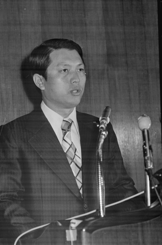 1975년 11월 25일 재일교포 본국유학생을 중심으로한 학원간첩단의 검거 과정을 발표하는 김기춘 당시 검찰 대공수사국장. [중앙포토]