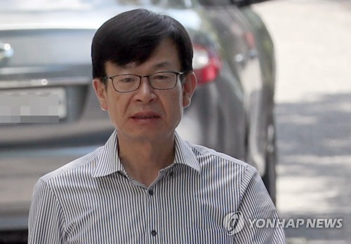 (서울=연합뉴스) 권준우 기자 = 인사청문경과보고서 채택 여부를 놓고 여야가 대치 전선을 형성하며 향후 '협치정국'의 풍향계가 될 김상조 공정거래위원장 후보자가 4일 오전 서울 성동구 금호동 자택 주변을 산책하고 있다. 2017.6.4      stop@yna.co.kr