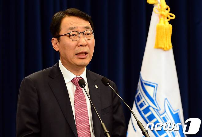 윤영찬 국민소통수석이 5일 오후 청와대 춘추관에서 사드 반입 보고 누락 조사 관련 브리핑을 하고 있다. 2017.6.5/뉴스1 © News1 이광호 기자