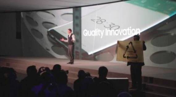 그린피스 관계자가 2017년 2월 말 스페인 바르셀로나에서 열린 MWC 행사장 내 삼성전자 신제품 발표회에서 ‘갤럭시노트7 재활용’ 퍼포먼스를 펼쳤다. / 그린피스 제공