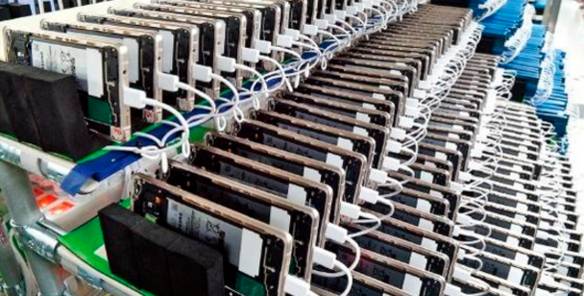 삼성전자는 갤럭시노트7 발화 원인을 찾기 위해 총 20만대 제품을 대상으로 충·방전 시험을 했다. 사진은 방수 기능이 발화 원인인지 조사하기 위해 제품 뒷면 커버를 분리한 뒤 검사하는 장면 / 삼성전자 제공