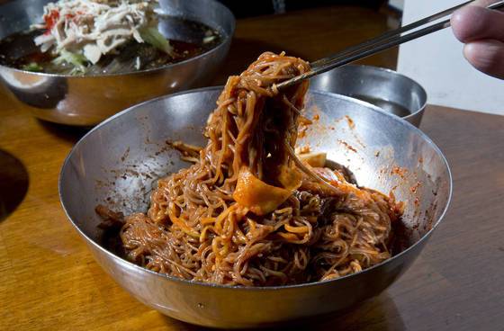 매콤한 비빔냉면.