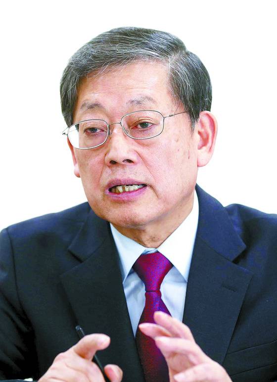 김황식 전 총리는 요즘도 주변의 65세 이상 지인들에게 돈을 내고 지하철을 타라고 권유한다.  [중앙포토]