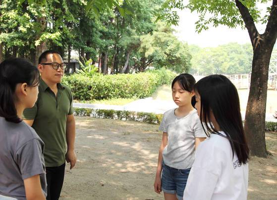 잠시 눈을 감고 주변에 귀 기울여 보자. 평소에는 들리지 않던 여러 가지 소리를 들을 수 있다.