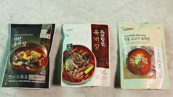 이마트, 홈플러스, 롯데마트의 육개장 PB상품. 왼쪽부터 피코크 '진한육개장', 조선탕반 '육개장', 요리하다 '정통 소고기 육개장'. 이자은 인턴기자.