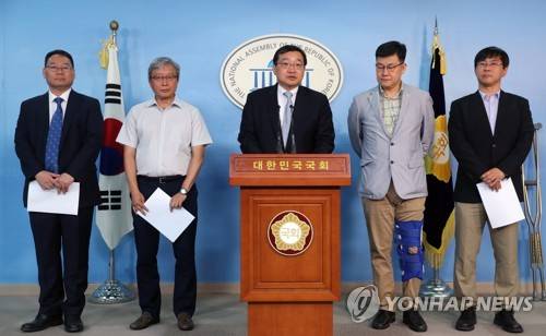 (서울=연합뉴스) 안정원 기자 = 6일 오전 국회 정론관에서 전성인 홍익대 교수(왼쪽부터), 강남훈 한신대 교수, 원승연 명지대 교수, 김남근 민주사회를 위한 변호사 모임 부회장, 박상인 서울대 교수가 김상조 공정거래위원장 지지성명을 발표하고 있다.      이날 정운찬 전 총리, 강철규 전 공정거래위원장 등 '김상조를 아끼는 사회 각계인사 498명'이  김 후보자의 청렴성과 도덕성을 증언하는 성명에 동참했다.  jeong@yna.co.kr