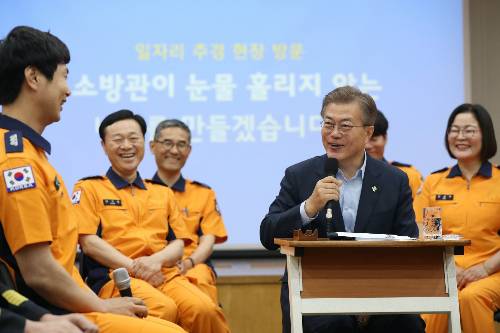 문재인 대통령이 용산 소방서를 방문해 소방관들과 환담을 나누고 있다. (사진=청와대 제공)