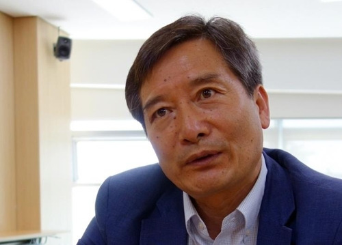 (파주=연합뉴스) 이효석 기자 = 1987년 6월 9일 연세대 앞 반정부 시위에서 전경이 직격으로 쏜 최루탄에 맞아 쓰러진 이한열 열사를 부축해 옮긴 이종창씨. 이씨는 연대 교직원으로 퇴직한 이후 현재 파주 가람도서관 관장으로 일하고 있다. 2017.6.7   (끝)