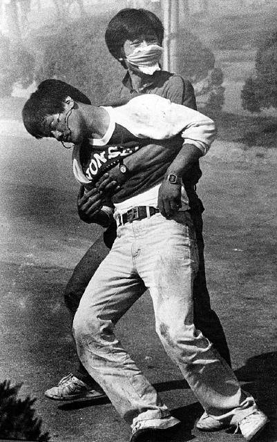 (서울=연합뉴스) 안홍석 기자 = 1987년 6월 9일 연세대 앞 시위에서 최루탄에 피격당한 이한열 열사의 사진. 당시 로이터통신 사진기자 정태원씨가 촬영한 이 한 장의 사진은 6월 민주항재의 기폭제가 됐고, 세계 민주주의 역사에 남았다. [ⓒ정태원=로이터통신 ㈔이한열기념사업회 제공] 2017.6.7  (끝)