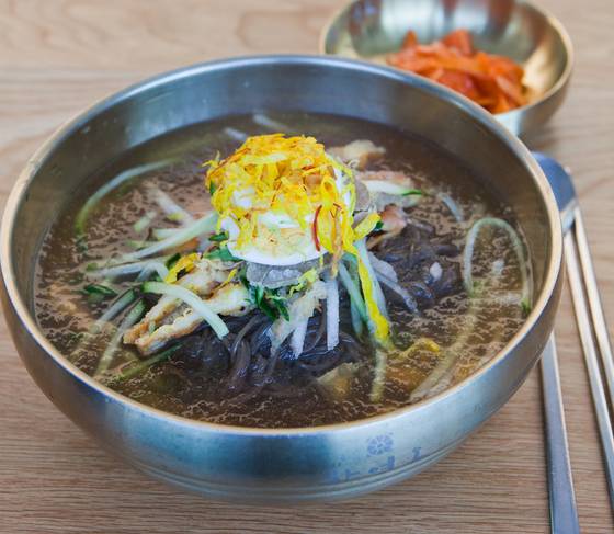 대표적인 진주냉면 맛집인 하연옥 물냉면. 해산물 넣고 끓인 육수와 고명으로 얹어주는 육전이 특징이다. 최승표 기자