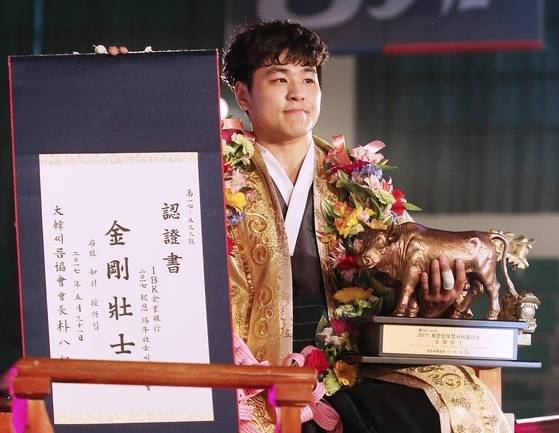 올해 단오장사씨름대회 금강장사 결정전에서 정상에 오른 최정만(27·영암군 민속씨름단).