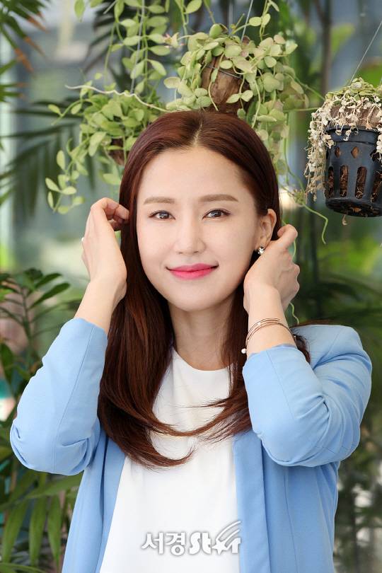 배우 공현주가 2일 오전 서울 용산구 이태원동의 한 카페에서 SBS 드라마 ‘사랑은 방울방울’ 종영 기념 인터뷰를 갖기 전 포토타임을 갖고 있다.