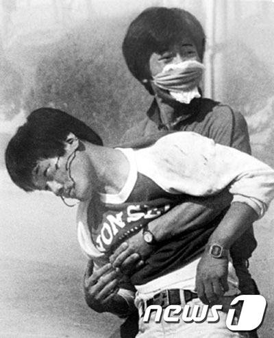 1987년 6월9일 '6·10대회 출정을 위한 연세인 결의대회'시위 도중 전경이 쏜 최루탄을 맞고 쓰러진 이한열 열사의 모습을 당시 로이터 사진기자였던 정태원씨가 촬영한 사진. 이 씨는 이후 사경을 헤매다 그해 7월5일 22살의 젊은 나이로 사망하게 된다. © News1