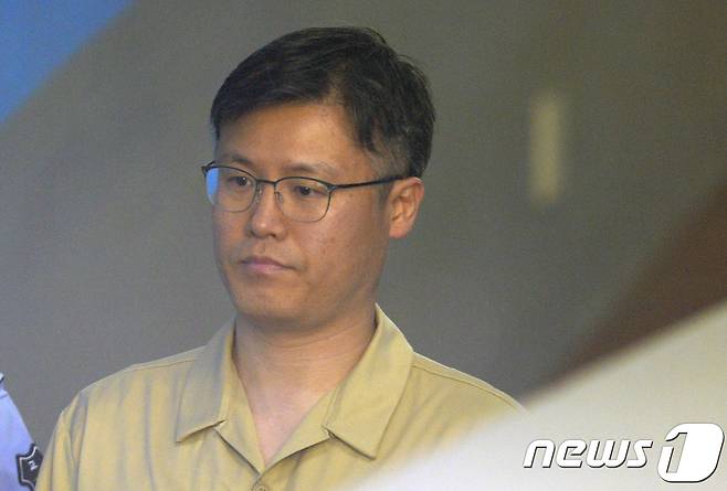 정호성 전 청와대 부속비서관이 9일 오후 서울 서초구 서울중앙지방법원에서 열린 '문화계 블랙리스트' 직권남용권리행사방해 등 24회 공판에 증인으로 출석하고 있다. 2017.6.9/뉴스1 © News1 신웅수 기자