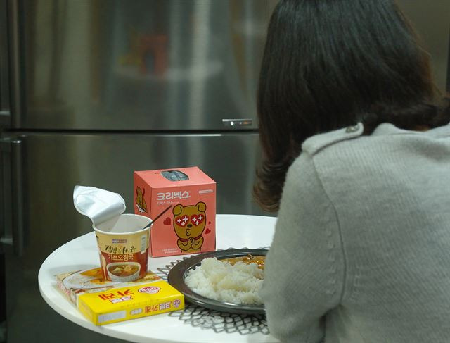 가족과 함께하는 저녁식사는 한국 직장인은 이룰 수 없는 소망이다. 겨우 퇴근해 아이를 돌보는 동안 쓸쓸한 혼밥이 고작이다.    왕태석 기자
