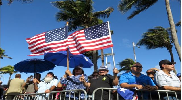 푸에르토리코의 미국 주 편입을 지지하는 주민들이 2일 수도 산 후안에서 성조기를 흔들며 집회를 하고 있다. AP 연합뉴스
