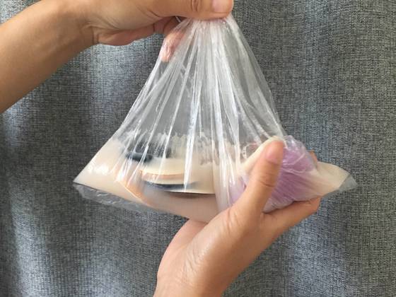 손으로 조물조물 주무르면 때가 더 잘 빠진다. 단 너무 세게 주무르면 스폰지가 망가지니 조심할 것.