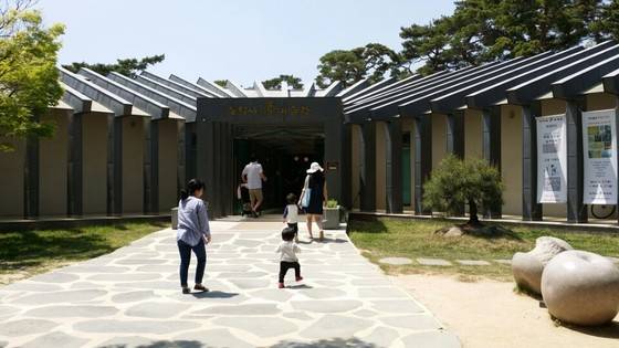 수덕여관 근처에 있는 수덕사 선미술관에는 이응로 화백과 원담스님의 작품 등이 전시돼 있다.[김방현 기자]