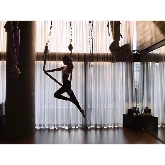 아이돌 미모는 ‘한 방의 성형’처럼 쉽게 만들어지는 게 아니다. 필라테스·요가는 기본, 골격 마사지와 표정 훈련도 한다. 플라잉 요가 하는 YG 걸그룹 블랙핑크 제니