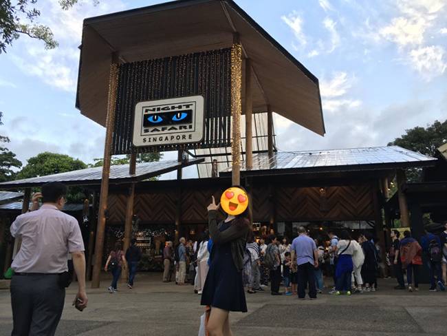 어둠에서 파랗게 빛나는 맹수의 눈을 그린 로고가 이곳의 아이디어와 잘 어울리는 것 같다.