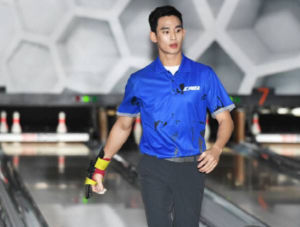 프로볼링 테스트에 참가한 배우 김수현. 연합뉴스