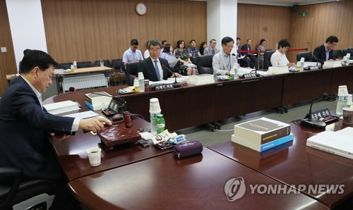 (서울=연합뉴스) 이지은 기자 = 김용환 원자력안전위원회 위원장이 9일 오전 서울 세종대로 원자력위원회 회의실에서 열린 제70회 전체회의에서 의사봉을 두드리고 있다. 2017.6.9      jieunlee@yna.co.kr
