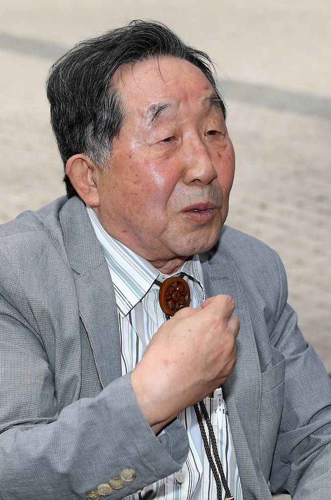 김정남 전 청와대 교육문화수석이 지난 2일 명동성당에서 1987년 6월항쟁 당시 상황을 얘기하고 있다. “박종철군 고문치사 사건 범인은 조작됐다”는 내용의 당시 천주교 정의구현사제단 성명서 초안을 작성했던 그는 이날 인터뷰에서 “6월항쟁이 없었다면 민주화 과정에서 더 많은 학생과 시민들의 희생이 있었을 것”이라고 말했다. 강재훈 선임기자 khan@hani.co.kr