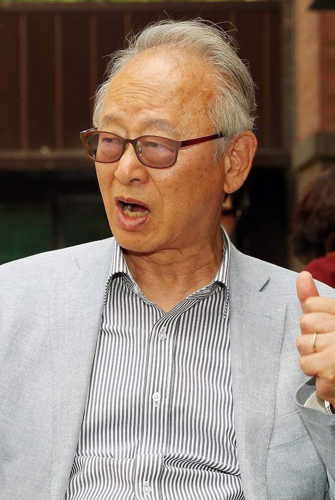 이부영 전 의원이 지난 2일 명동성당에서 1987년 6월항쟁 당시 영등포교도소에서 “박종철군 고문치사 사건의 범인이 조작됐다”는 내용의 비밀 편지를 쓴 과정을 밝히고 있다. 그는 “민주 교도관들의 도움을 보면서 민주화를 확신했다”고 말했다. 강재훈 선임기자 khan@hani.co.kr