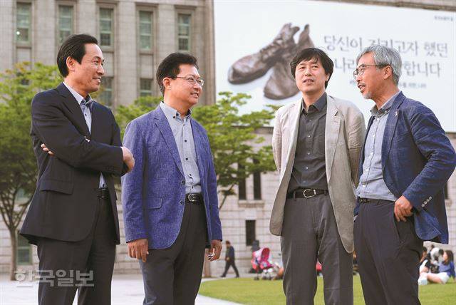 5일 우상호(왼쪽부터) 더불어민주당 의원,정태근 전 의원,이남주 성공회대 교수,이태호 참여연대 정책위의장이 6월 항쟁 당시를 회상하며 대화 하고 있다. 고영권기자youngkoh@hankookilbo.com