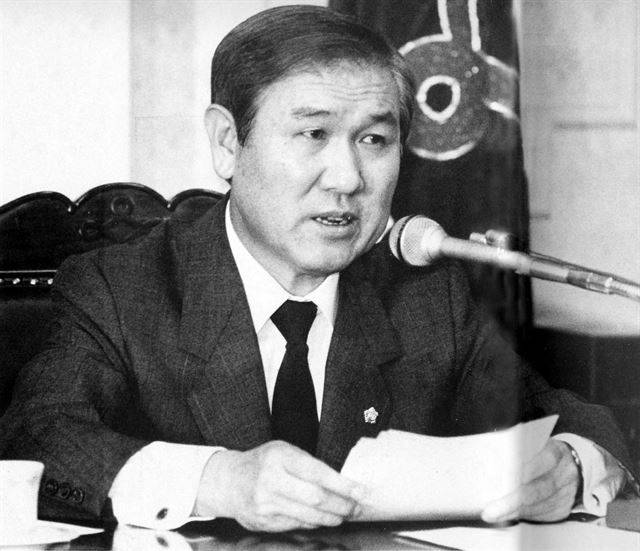 6ㆍ10항쟁을 통해 시민들은 대통령 직선제 개헌과 제반 민주화 조치에 대한 약속을 이끌어냈다. 사진은 이른바 ‘6ㆍ29선언’을 하고 있는 노태우 민정당 총재1987.6.29