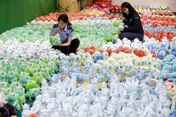 전국 1705곳에서 성업 중인 인형 뽑기방에 불법 유통된 가짜 캐릭터 인형 53만점을 적발한 관세청 직원이 9일 서울 강남구 세관창고에서 압수 인형을 정리하고 있다.연합뉴스