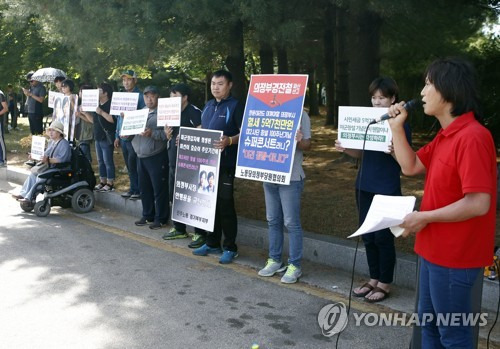 (의정부=연합뉴스) 우영식 기자 = 경기도 의정부지역 시민단체 회원들이 10일 오후 의정부체육관 입구에서 주한미군 제2사단 창설 100주년 기념 콘서트 개최를 규탄하며 피켓시위를 하고 있다. 의정부시는 이날 오후 6시부터 인기 가수 등을 초청해 기념 콘서트를 연다. 2017.6.10  wyshik@yna.co.kr