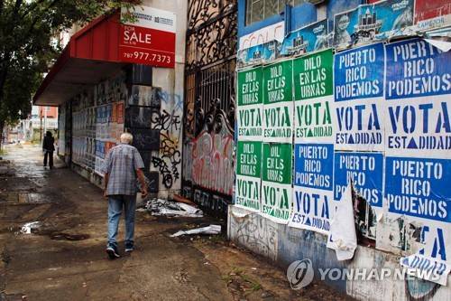 '미국의 자치령' 푸에르토리코가 11일 미국의 51번째로 편입될 것인지를 묻는 주민투표를 실시한다. 주민투표를 알리는 거리의 포스터. [AFP=연합뉴스]