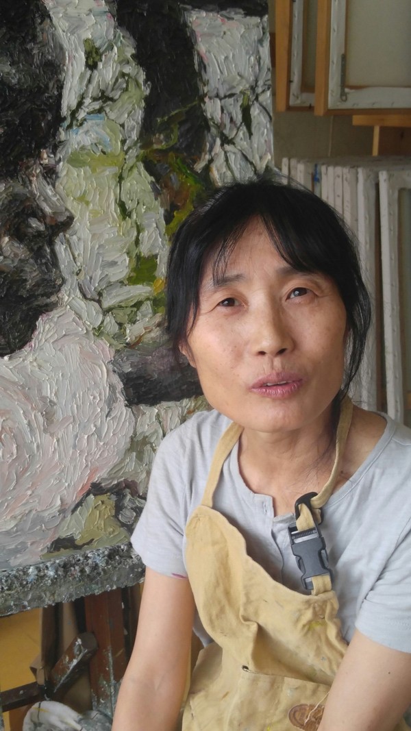 ‘속초다’의 화가 김종숙씨가 지난 3일 강원도 고성의 자택 화실에서 그림을 통해 표현하고 싶은 생각을 설명하고 있다.